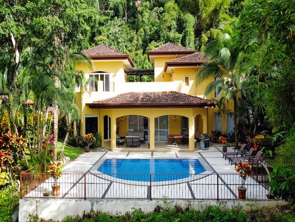 Beautiful Villa with 6 Bedrooms & Golf Course View