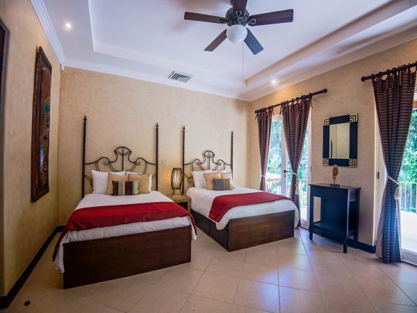 Beautiful Villa with 6 Bedrooms & Golf Course View