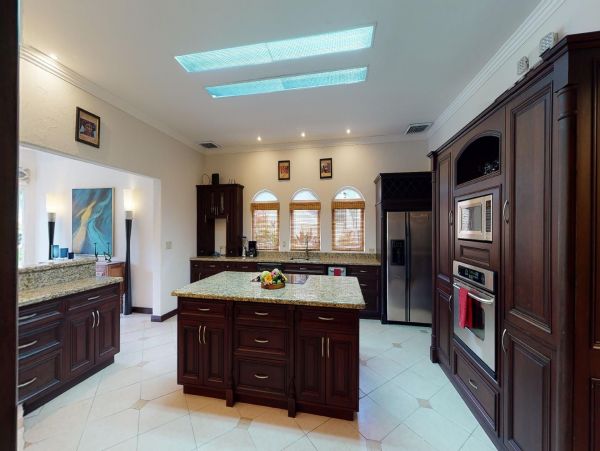 Beautiful Villa with 6 Bedrooms & Golf Course View