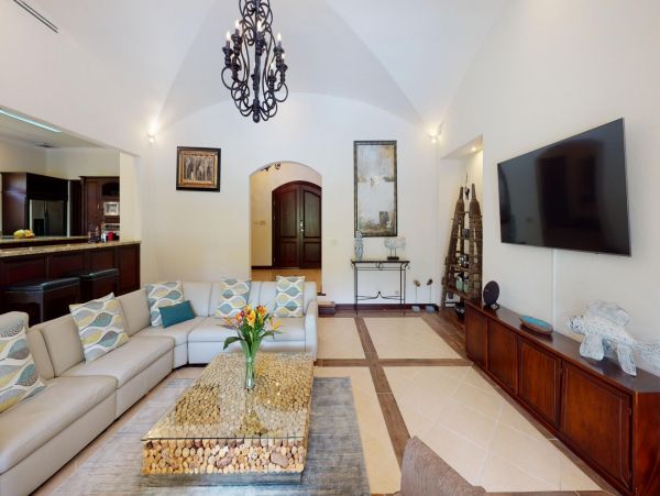 Beautiful Villa with 6 Bedrooms & Golf Course View