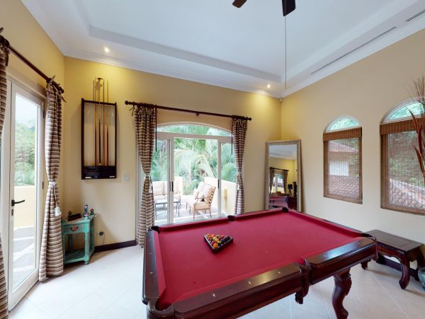 Beautiful Villa with 6 Bedrooms & Golf Course View
