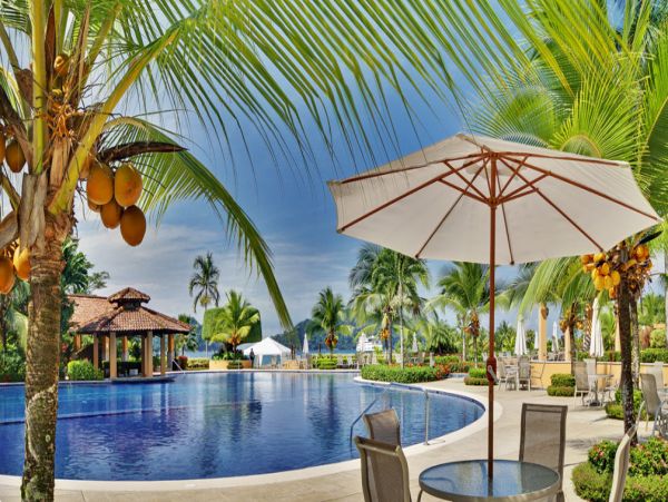Luxury 3 Bedroom Condo Golf Course & Rainforest Views