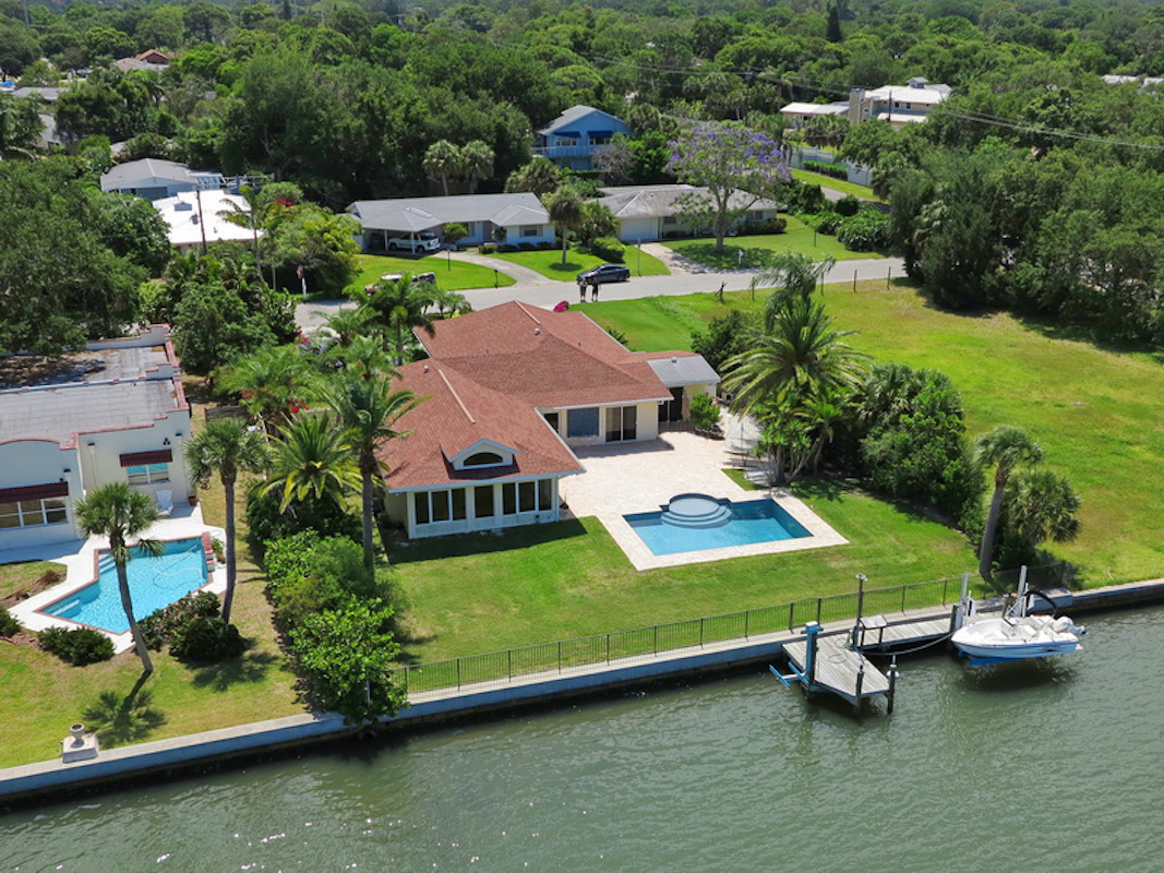 Canal View Sarasota Vacation Home With Three Bedrooms