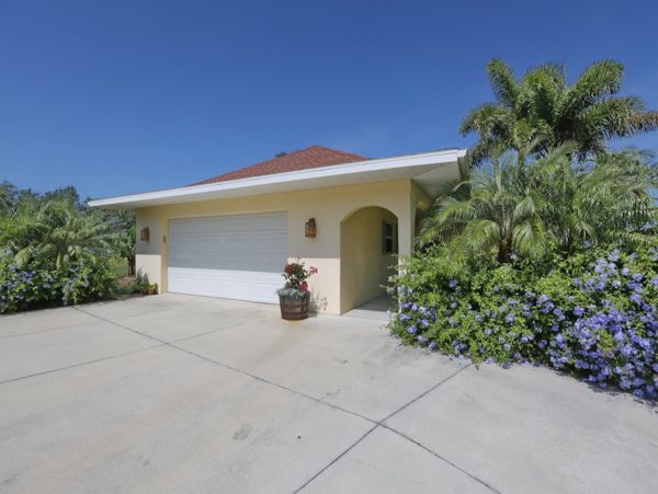 Canal View Sarasota Vacation Home With Three Bedrooms