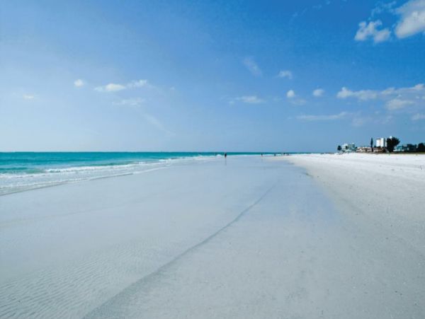 Siesta Key Cozy Vacation Home Short walk to Beach Sleeps 6