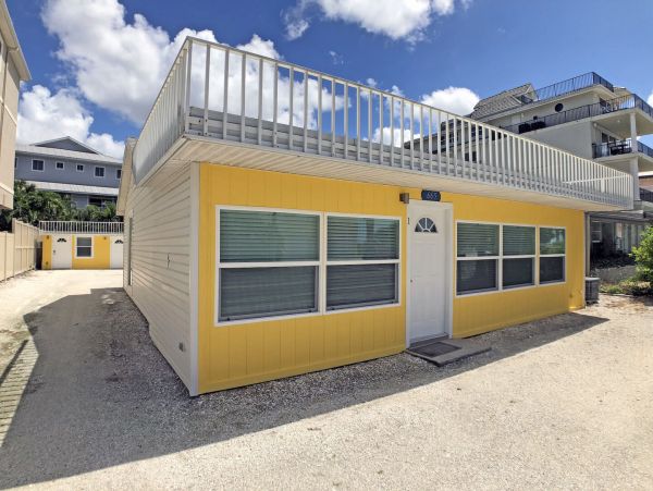 Siesta Key Cozy Vacation Home Short walk to Beach Sleeps 6
