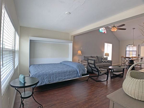 Siesta Key Cozy Vacation Home Short walk to Beach Sleeps 6