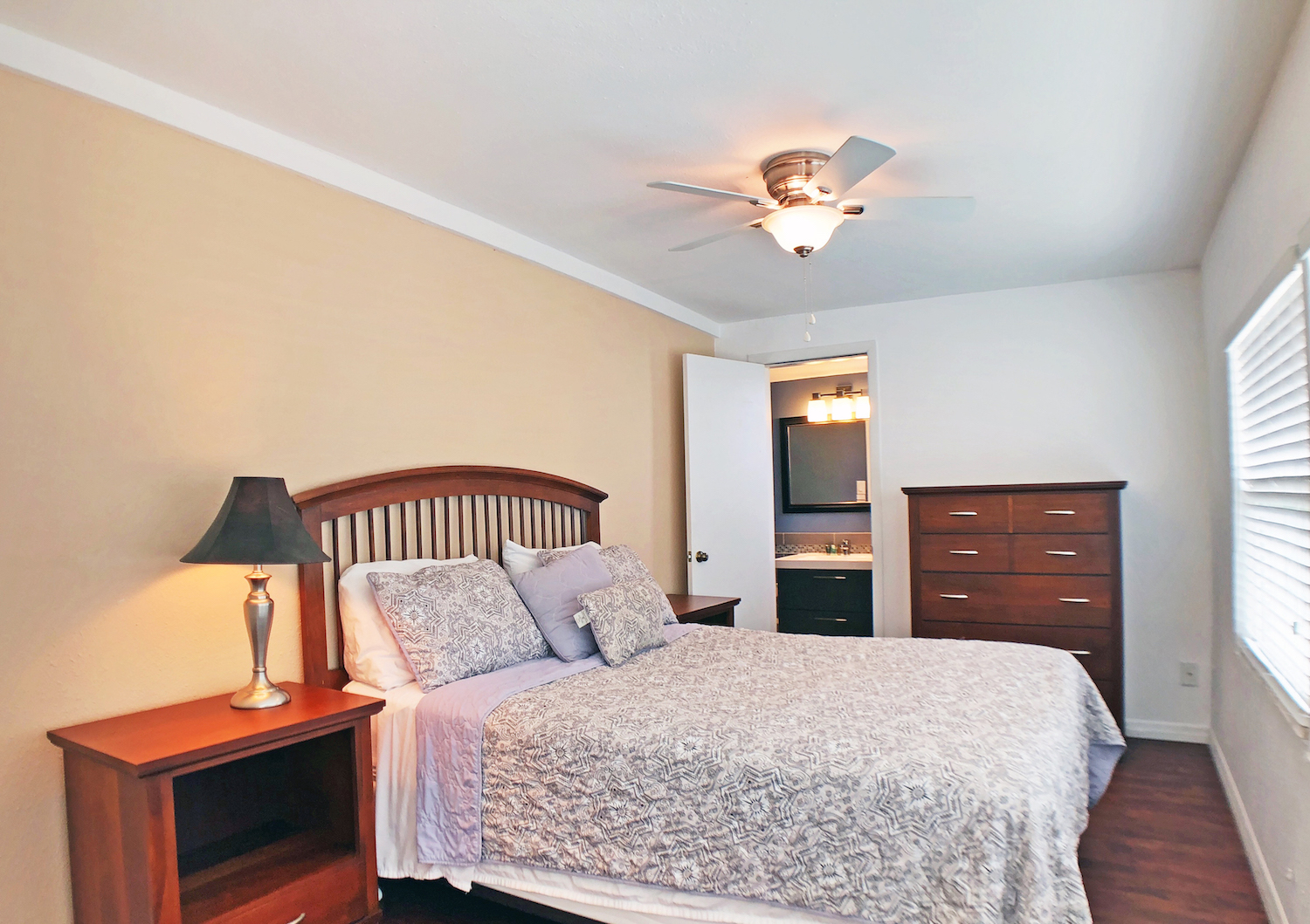Siesta Key Cozy Vacation Home Short walk to Beach Sleeps 6
