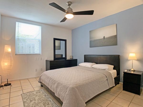 Siesta Key Cozy Vacation Home Short walk to Beach Sleeps 6
