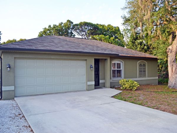 Caged Pool Sarasota Vacation Home Three Bedrooms Sleeps 6