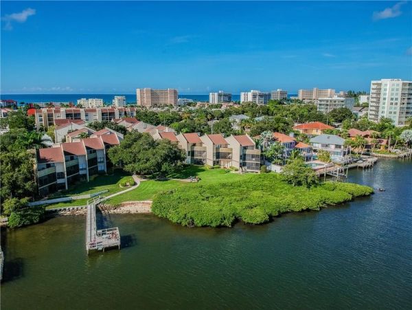 Lovely Bay to Beach Siesta Key Condo.