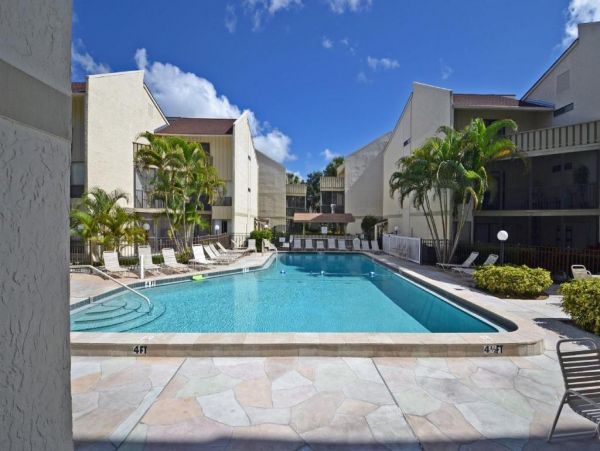 Lovely Bay to Beach Siesta Key Condo.