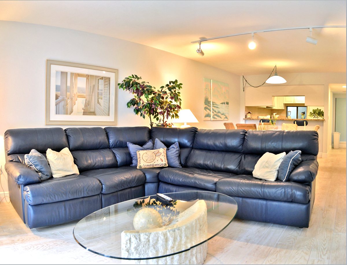 Lovely Bay to Beach Siesta Key Condo.