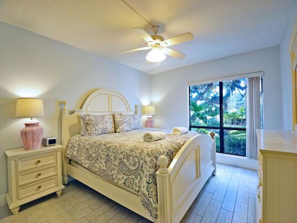 Lovely Bay to Beach Siesta Key Condo.