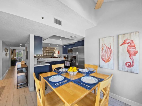 Siesta Key Vacation Rental: Spacious 3-Bedroom Townhome