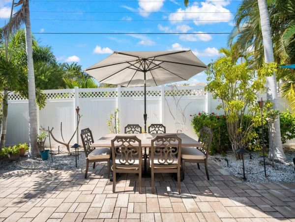 Luxury Island Retreat Awaits in this Siesta Key Pool Home