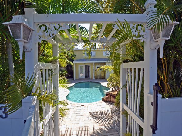 Bradenton Beach Vacation Condo Two Bedroom Walk to Beach
