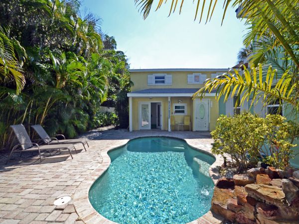 Bradenton Beach Vacation Condo Two Bedroom Walk to Beach