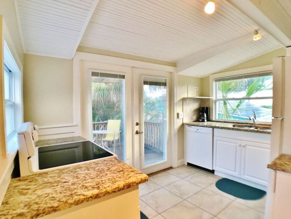 Bradenton Beach Vacation Condo Two Bedroom Walk to Beach
