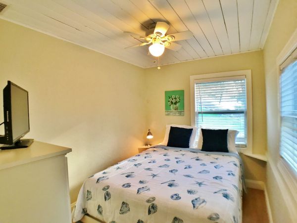 Bradenton Beach Vacation Condo Two Bedroom Walk to Beach