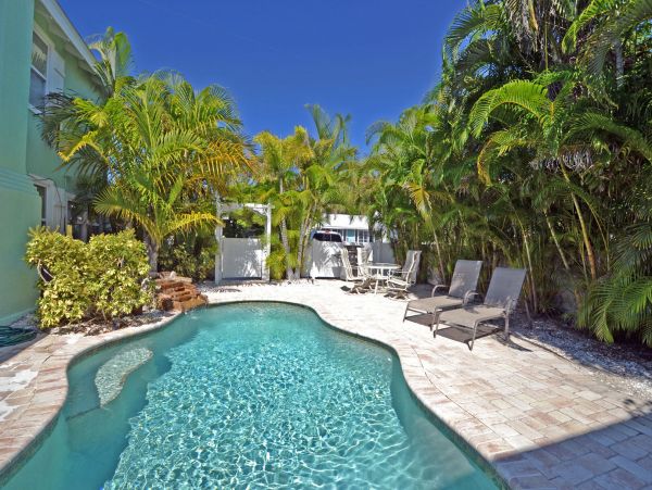 Bradenton Beach Vacation Condo Two Bedroom Walk to Beach