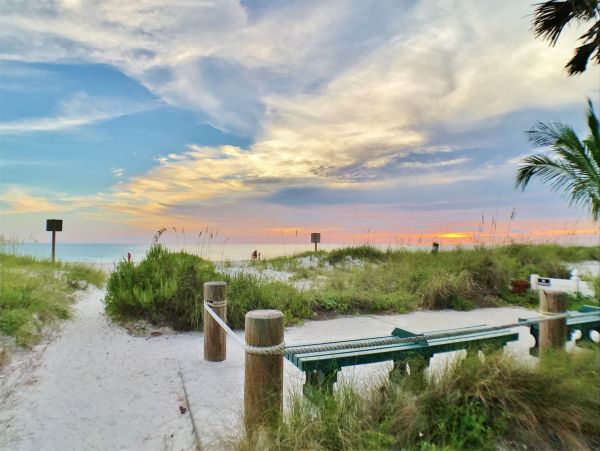 Bradenton Beach Vacation Condo Two Bedroom Walk to Beach