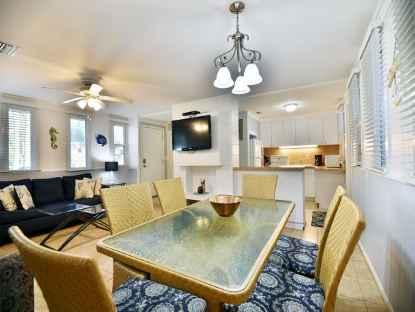 Siesta Key Cottage, 3 Bedrooms, Walk To Beach, Community Pool