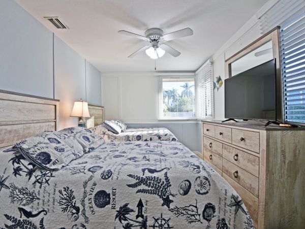 Siesta Key Cottage, 3 Bedrooms, Walk To Beach, Community Pool
