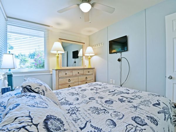 Siesta Key Cottage, 3 Bedrooms, Walk To Beach, Community Pool