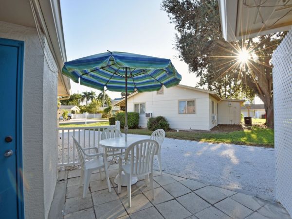 Siesta Key Cottage, 3 Bedrooms, Walk To Beach, Community Pool