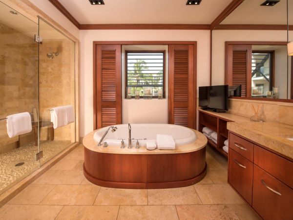 Luxury Vacation End Condo with Ocean Views and Pool