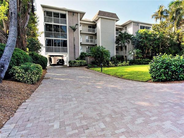 Gulf Front Two Bedrooms + Den Vacation Condo in Sanibel