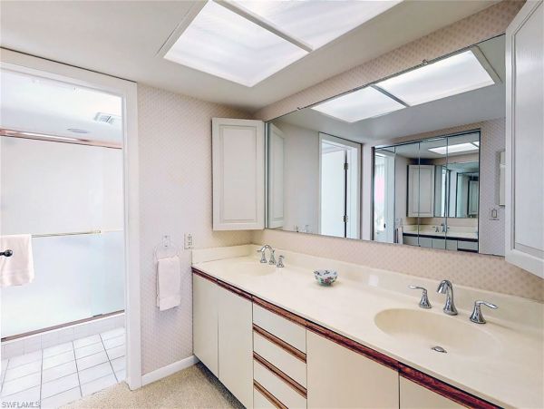 Gulf Front Two Bedrooms + Den Vacation Condo in Sanibel