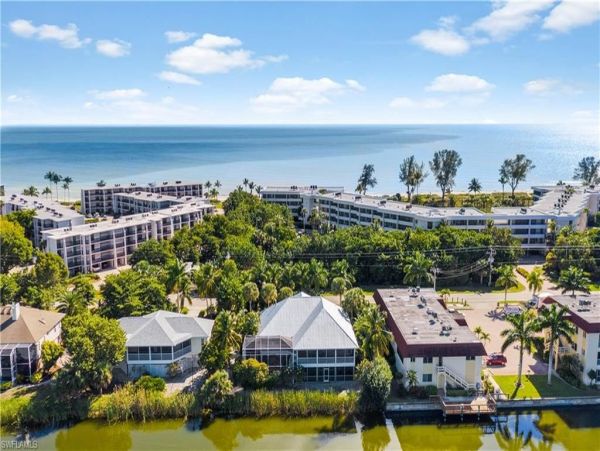 Walk to Beach Vacation Home in Sanibel