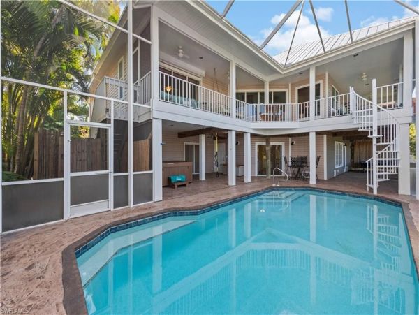 Walk to Beach Vacation Home in Sanibel