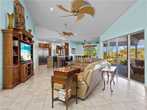 Walk to Beach Vacation Home in Sanibel