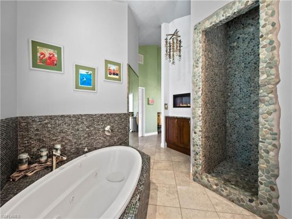 Walk to Beach Vacation Home in Sanibel