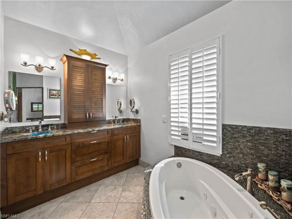 Walk to Beach Vacation Home in Sanibel