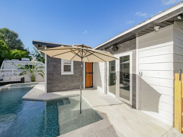 Short Walk to Beach Anna Maria Island Vacation Home 3 Bdr