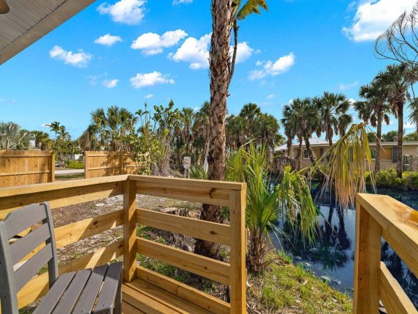 Charming Two Bedroom Coastal Cottage in Sanibel