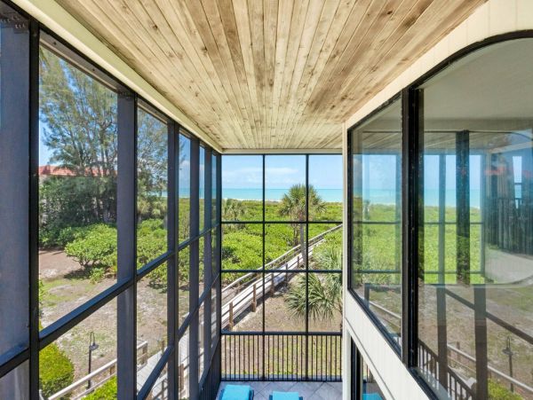 Sanibel Oceanfront Town Home With 3 Bedrooms