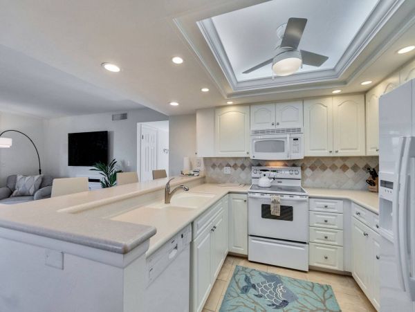 Sanibel Vacation Condo 2 Bedroom, Balcony, Pool & Tennis Courts