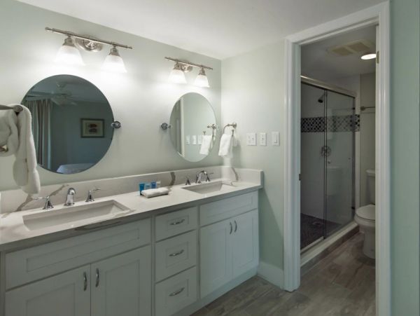 2 Bedrooms Plus Den/Bdr 25 Feet to Beach, Newly Remodeled