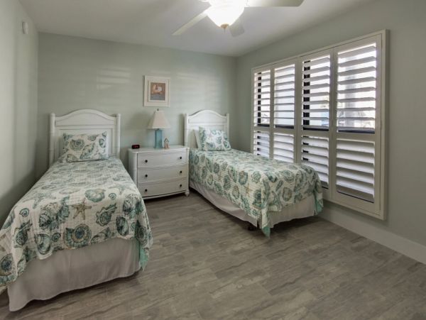 2 Bedrooms Plus Den/Bdr 25 Feet to Beach, Newly Remodeled