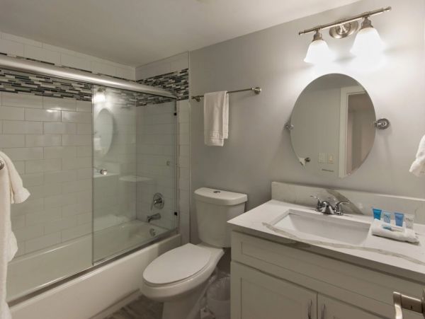 2 Bedrooms Plus Den/Bdr 25 Feet to Beach, Newly Remodeled
