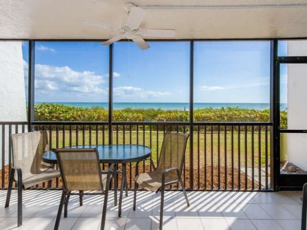 2 Bedrooms Plus Den/Bdr 25 Feet to Beach, Newly Remodeled