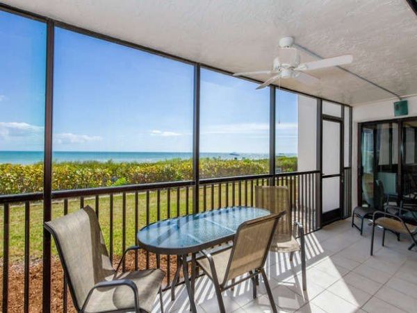 2 Bedrooms Plus Den/Bdr 25 Feet to Beach, Newly Remodeled