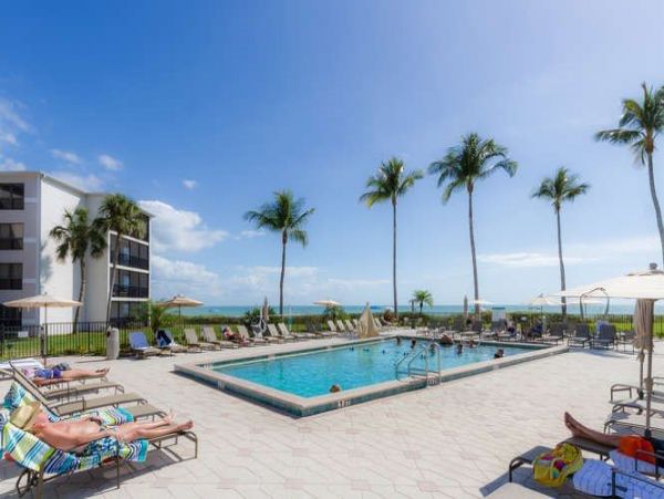 2 Bedrooms Plus Den/Bdr 25 Feet to Beach, Newly Remodeled