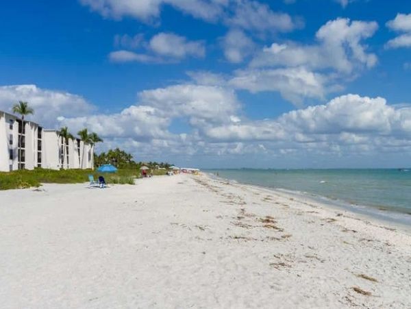 2 Bedrooms Plus Den/Bdr 25 Feet to Beach, Newly Remodeled