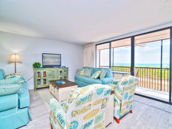 2 Bedrooms Plus Den/Bdr 25 Feet to Beach, Newly Remodeled